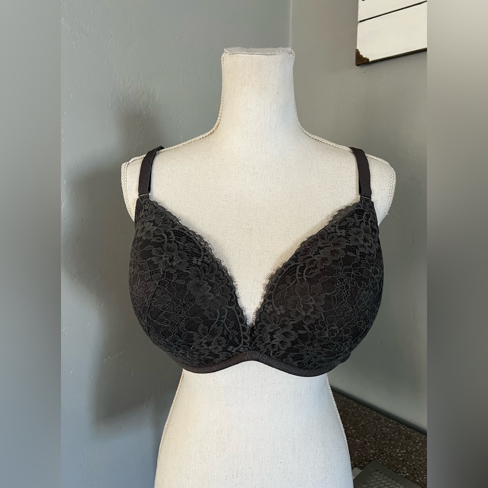TORRID CURVE Elegant  Lace Bra. SIZE 40DD